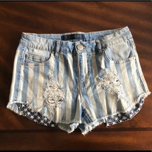 Tinsel shorts with flag design size 26